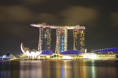 Singapur - Nisan 10, 2016:Nightscape manzarası için günah, defne kum