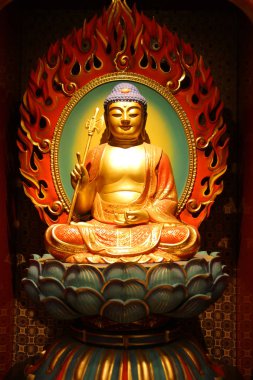 Singapur - 11 Nisan 2016: Meditasyonda oturan ve nirvana'yı ri'de elleriyle bekleyen Buda Heykeli