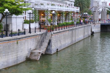 Fullerton h önünde Singapur - Nisan 10 2016:Waterfront