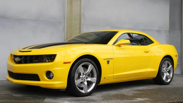 Sentosa, Singapur - 12 Nisan 2016 : Universal Studio Singapore'da Transformers Chevrolet Camaro (Bumblebee Robot).