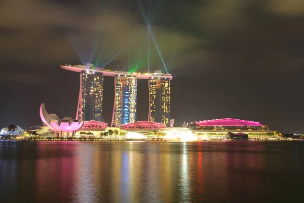 Singapore - 10 April, 2016:Skyline voor baai zand in Singapore. — Stockfoto