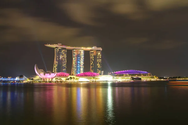 SINGAPUR - 10 DE ABRIL DE 2016: Skyline para la arena de la bahía en Singapur . —  Fotos de Stock