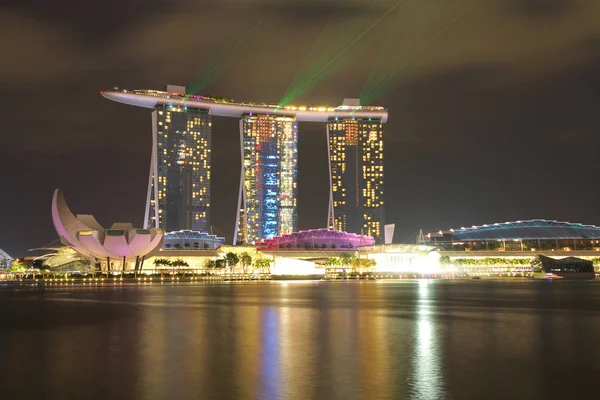 Singapore - 10 April, 2016:Nightscape, Skyline voor baai zand op zonde — Stockfoto