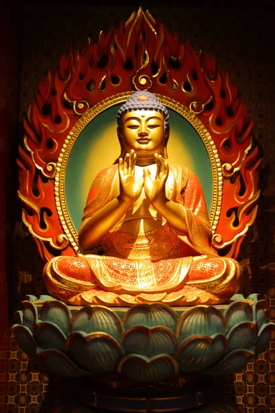 新加坡 2016年4月11日 佛像坐在冥想中 用双手等待涅磐 — 图库照片