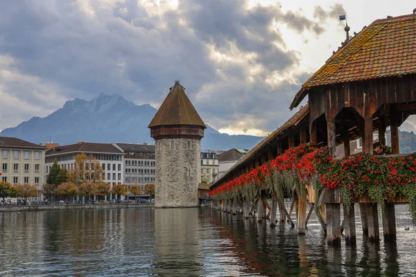 Lucerna, Suiza-Octubre 18,2019: El Puente de la Capilla de madera vieja — Foto de Stock