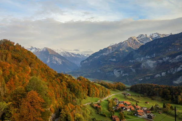 Vista del pueblo rural en la naturaleza y el medio ambiente en Suiza — Foto de Stock