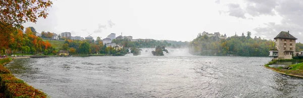 Rhein Fall, Suíça-outubro 18,2019: Vista de Rhein Fall is f — Fotografia de Stock