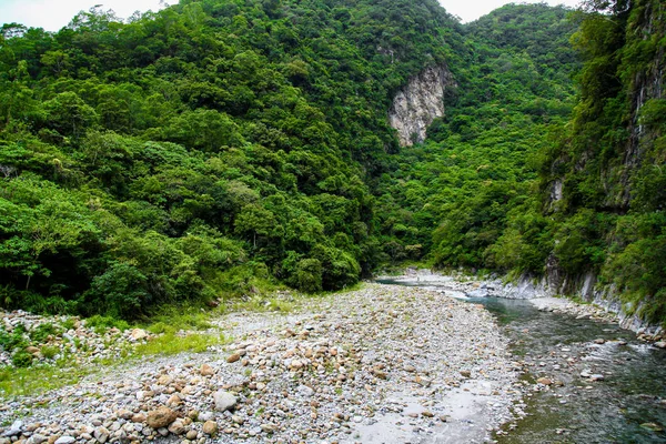 Vista del río en el parque nacional del taroko paisaje en Hualien, taiwa — Foto de Stock
