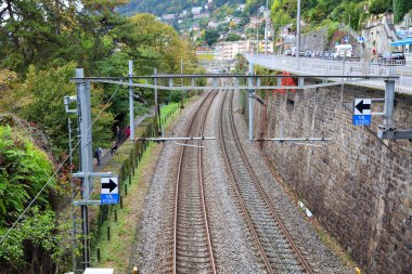 Montreux, İsviçre-23 Ekim 2019: L 'nin önündeki demiryolu