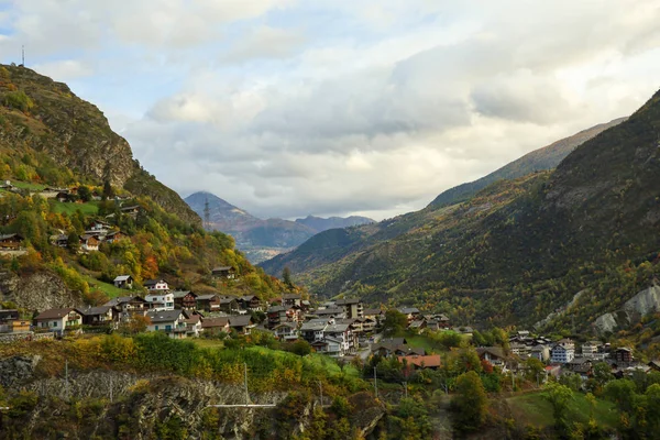 Vista del paisaje del árbol de montaña y vilage en la naturaleza de otoño y — Foto de Stock