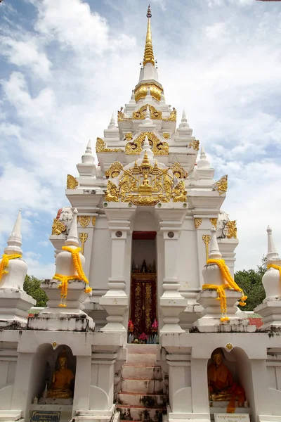 Krásná pagoda ve Wat Phra Borommathat Chaiya v Thajsku — Stock fotografie