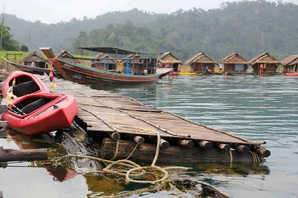 Surat Thani; Tailandia-13 de julio de 2014: La canoa roja y la parada del barco — Foto de Stock