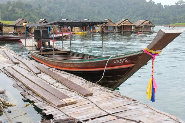 Surat Thani, Tailandia-13 de julio de 2014: La parada del barco cerca de la cabaña hay — Foto de Stock