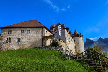 Fribourg, İsviçre-25 Ekim 2019: Gruyeres Şatosu, Fribourg, İsviçre 'deki en güzel manzaralı tepedir.