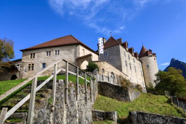 Fribourg, İsviçre-25 Ekim 2019: Gruyeres Şatosu, Fribourg, İsviçre 'deki en güzel manzaralı tepedir.