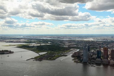 NEW YORK, ABD - 18 Haziran 2018: New York 'taki nehir ve binanın havadan görünüşü.