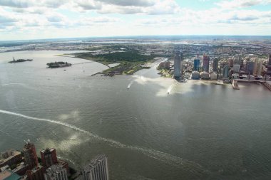 NEW YORK, ABD - 18 Haziran 2018: New York 'taki nehir ve binanın havadan görünüşü.