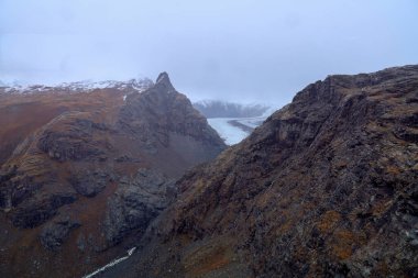 Sonbahar sezonundaki nehir ve manzara Furi Dağı Zermatt, İsviçre 'deki teleferikten görünüyor.