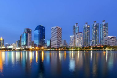 Bangkok, Tayland-15 Haziran 2015: Kraliçe Sirikit Ulusal Kongre Merkezi Şehir Manzarası Gecesi