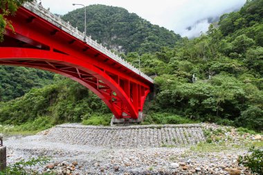 Taroko Ulusal Parkı 'ndaki Taroko kırmızı köprüsü Hualien, Tayvan' da..