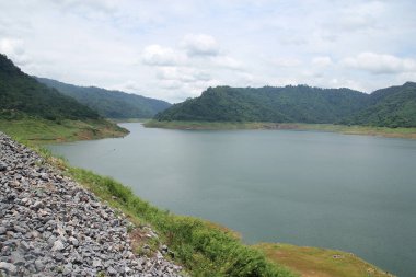 Nakhon Nayok barajının manzarası çok güzeldir..