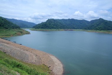 Nakhon Nayok barajının manzarası çok güzeldir..