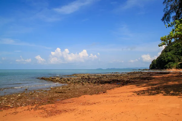 泰国的风景岩石海滩景观 — 图库照片