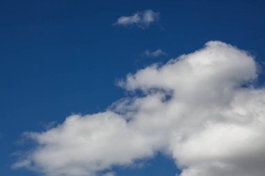 Yazın New York, ABD 'de gökyüzünde bulutlu bir hava var.