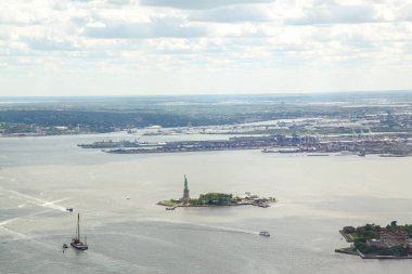 NEW YORK, ABD - 18 Haziran 2018: New York 'taki nehir ve simge binasının havadan görünüşü.
