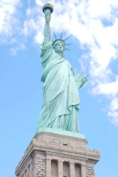 ランドマークの眺め自由の女神はニューヨークで最も有名です — ストック写真