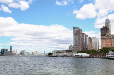 New York, ABD-15 Haziran 2018: Arka plandaki Manhattan adasının New York liman binalarında yelkenliye bakın..