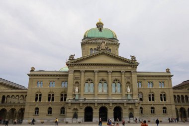 Bern, İsviçre-23 Ekim 2019: Parlamento Binası İsviçre 'de önemli bir kent simgesidir.