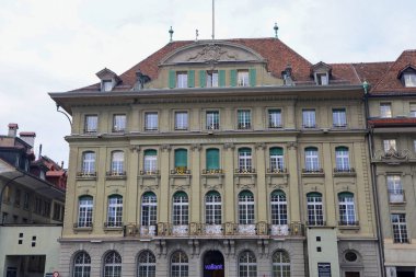 Bern, İsviçre-23 Ekim 2019: İsviçre 'deki Parlamento Binası' nın yakınındaki eski ve eski bina çok güzel.