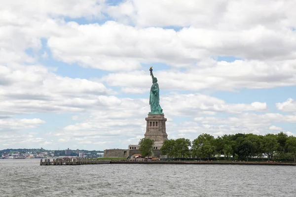 Нью Йорк Сша Июня 2018 Года Статуя Свободы Взгляд Издалека — стоковое фото