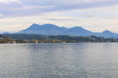 İsviçre, Lucerne 'de nehir kenarındaki manzara