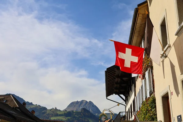 Friburgo Suíça Outubro 2019 Bandeira Suíça Aldeia Castelo Gruyeres Topo — Fotografia de Stock