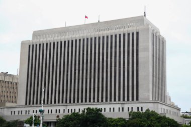 Taipei, Tayvan - 12 Ekim 2018: Chiang Kai Shek Anıt Salonu 'nun yanındaki güzel, eski bir bina. Yağmurlu günlerde Tayvan 'da.