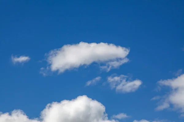 Chmury Niebie Błękitnym Niebie Latem — Zdjęcie stockowe