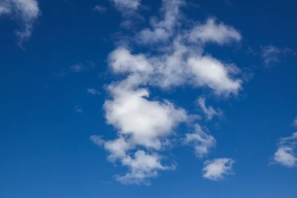 Chmury Niebie Błękitnym Niebie Latem — Zdjęcie stockowe