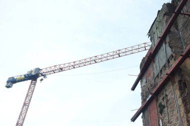 Vinçle inşa ediliyor