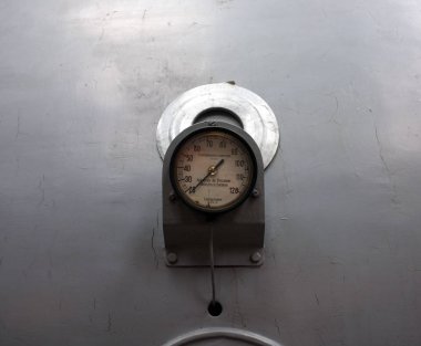 Eski paslı termometre 