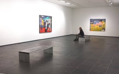 Bir galeride sanat ile ilgilenen adam
