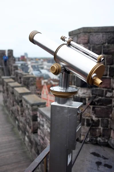 Telescopio en la cima de un castillo —  Fotos de Stock