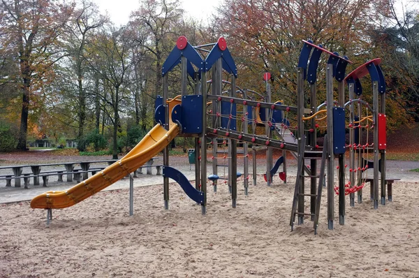 Parque infantil na cidade — Fotografia de Stock