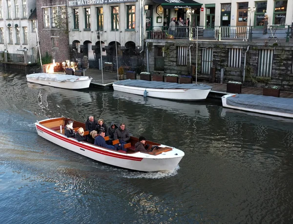 Sightseeing Bootstour auf einem Kanal — Stockfoto