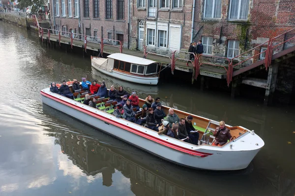 Sightseeing Bootstour auf einem Kanal — Stockfoto