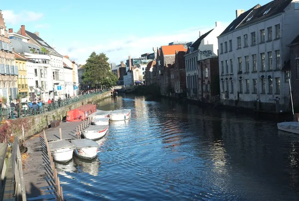 Gebäude am Kanal in der Stadt Gent — Stockfoto