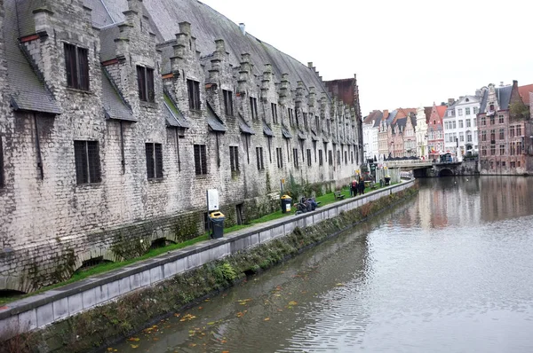 Mittelalterliches Gebäude am Fluss — Stockfoto