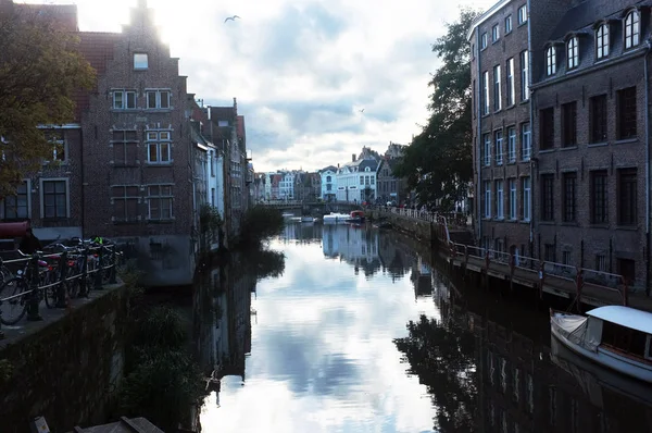 Fluss in der Stadt — Stockfoto