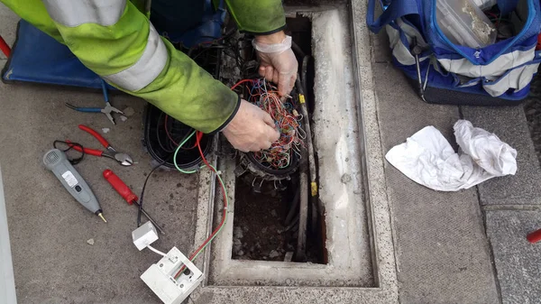 Ingeniero está arreglando las líneas telefónicas —  Fotos de Stock